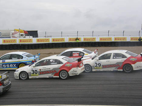 Midt i svinget kollidererde de her fire biler, som følge af tumulten på vej ind i svinget.
(Foto: Motorsporten.dk)